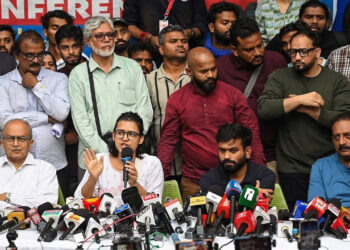 ক্ষমতা বদলের লড়াইতে একাট্টা সাংবাদিক, শিক্ষার্থী ও আইনজীবীরা: ব্যাকফুটে শাসকদল বিজেপি