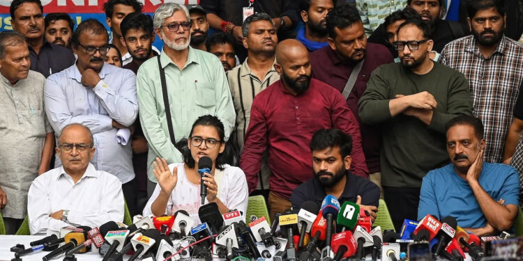 ক্ষমতা বদলের লড়াইতে একাট্টা সাংবাদিক, শিক্ষার্থী ও আইনজীবীরা: ব্যাকফুটে শাসকদল বিজেপি