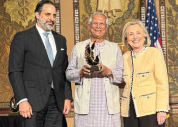 হিলারি ক্লিনটন অ্যাওয়ার্ড পেলেন ড. মুহাম্মদ ইউনূস