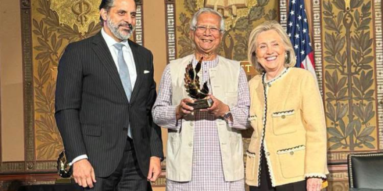 হিলারি ক্লিনটন অ্যাওয়ার্ড পেলেন ড. মুহাম্মদ ইউনূস