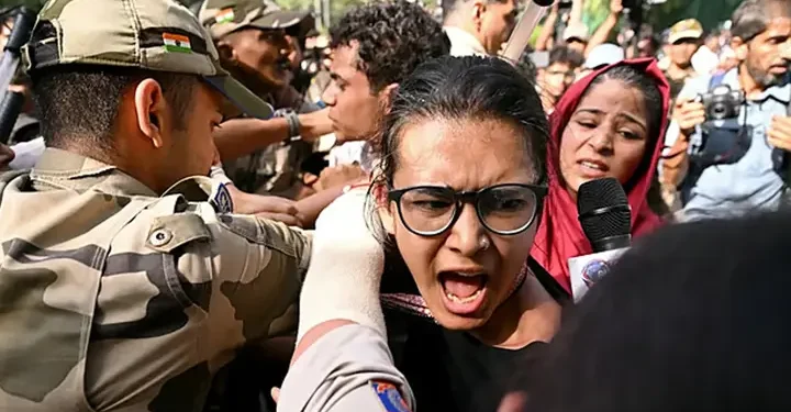 ‘মোদি হটাও, ভারত বাঁচাও’ স্লোগানে উত্তাল ভারত, চাপে মোদি সরকার
