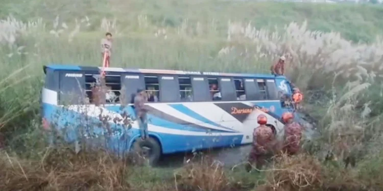 ​ঢাকা-মাওয়া এক্সপ্রেসওয়েতে নিয়ন্ত্রণ হারিয়ে বাস খাদে, নিহত ৩, আহত ১৬