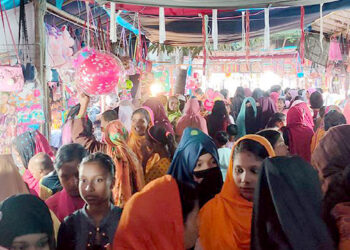 ফুলবাড়ীতে ঐতিহ্যবাহী বউ মেলায় ক্রেতা শুধুই নারী, মেলায় ঢুকতে পারেন না পুরুষরা