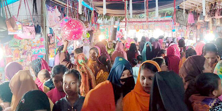 ফুলবাড়ীতে ঐতিহ্যবাহী বউ মেলায় ক্রেতা শুধুই নারী, মেলায় ঢুকতে পারেন না পুরুষরা