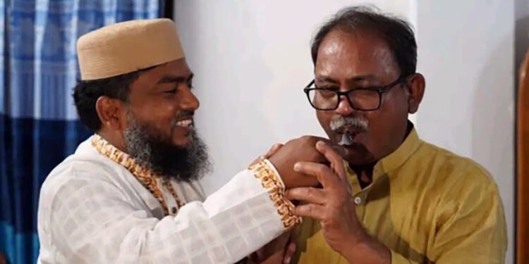 মিষ্টি নিয়ে জামায়াত প্রার্থীর বাসায় মির্জা ফয়সল